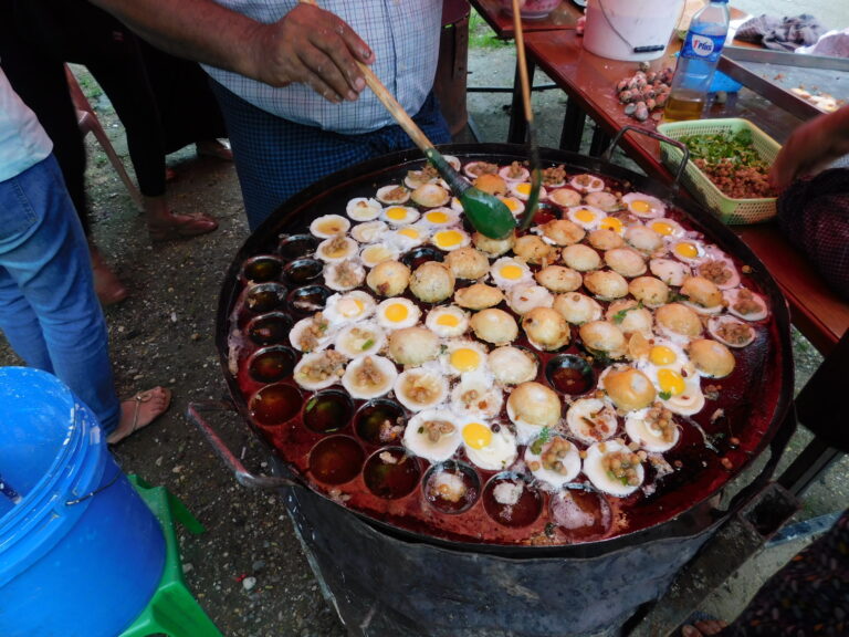 Can you recommend some traditional snacks that are popular in Myanmar?