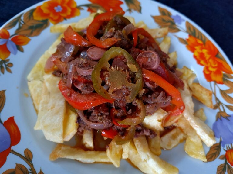 What are the main meat dishes in Bolivian cuisine?
