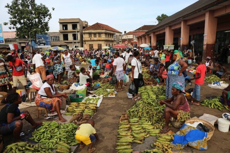 Are there any food markets or festivals in São Tomé and Príncipe?