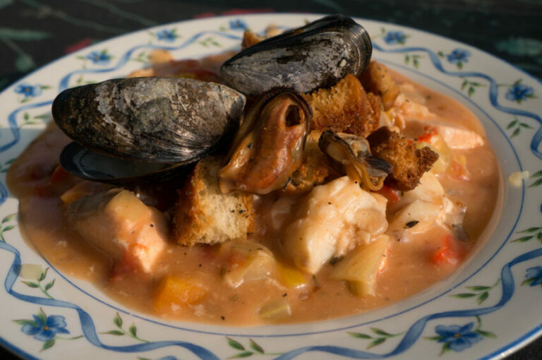 What are the staple ingredients in Guinea-Bissau meals?