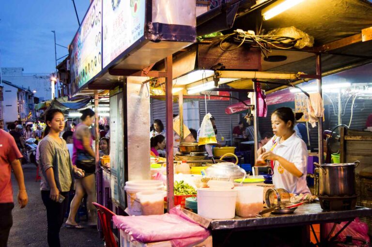 Are there any famous street food markets or food stalls in Malaysia?