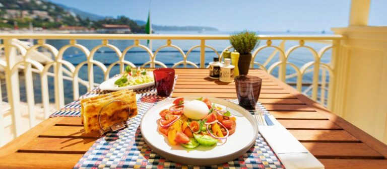 How is Monégasque food influenced by its history and international influences?