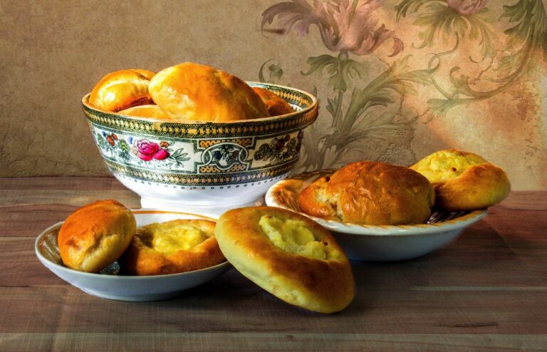 Are there any must-try street food items in Russia?