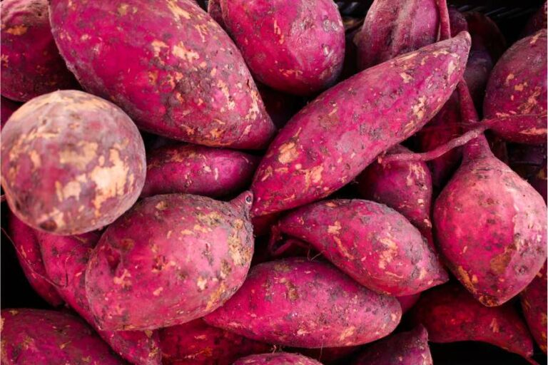 What are the typical ingredients in Burundian salads?