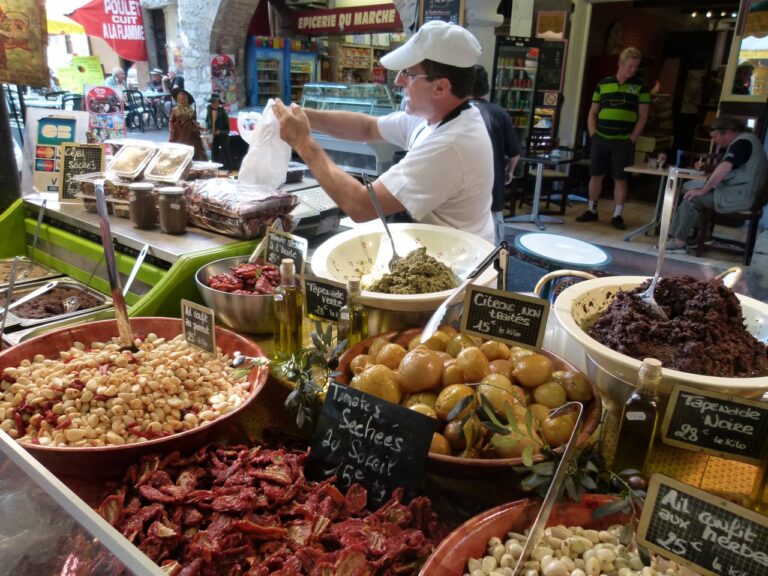 Are there any food markets or street food vendors in Monaco?