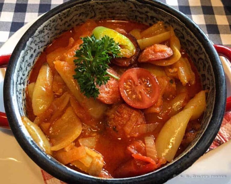 Can you find any influences from neighboring countries in Hungarian cuisine?