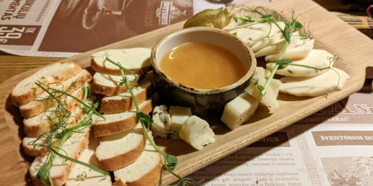 Can you find any influences from neighboring Baltic or Eastern European cuisines in Lithuanian dishes?