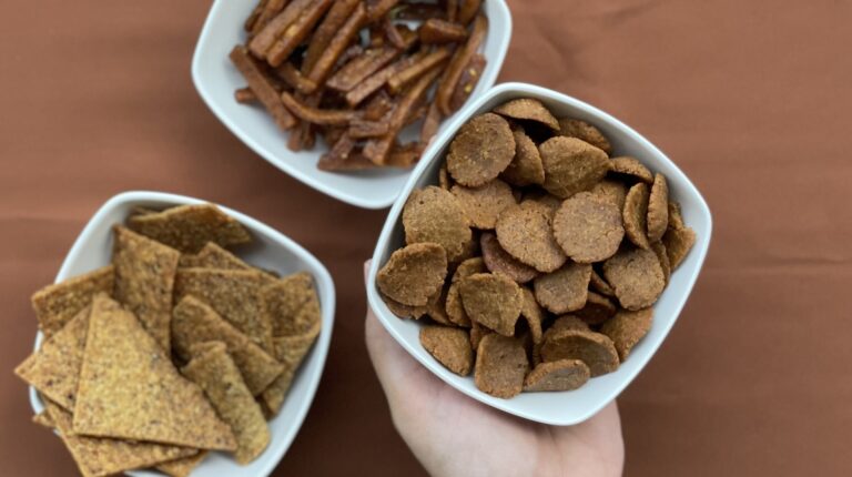 What are some traditional snacks or appetizers in Maldivian cuisine?