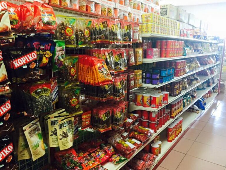 Are there any food markets or street food vendors in the Marshall Islands?