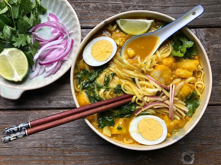 What are some common ingredients in Myanmar soups and salads?