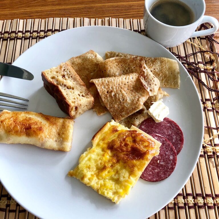 What are some common breakfast options in Moldova?