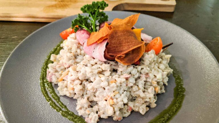 Is there a focus on using local, organic, or sustainable ingredients in Latvian cooking?