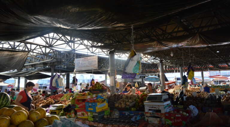 Are there any food markets or street food vendors in Moldova?