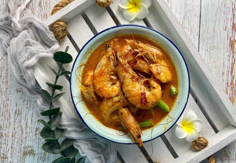 Can you tell me more about peri-peri sauce, a popular condiment in Mozambique?