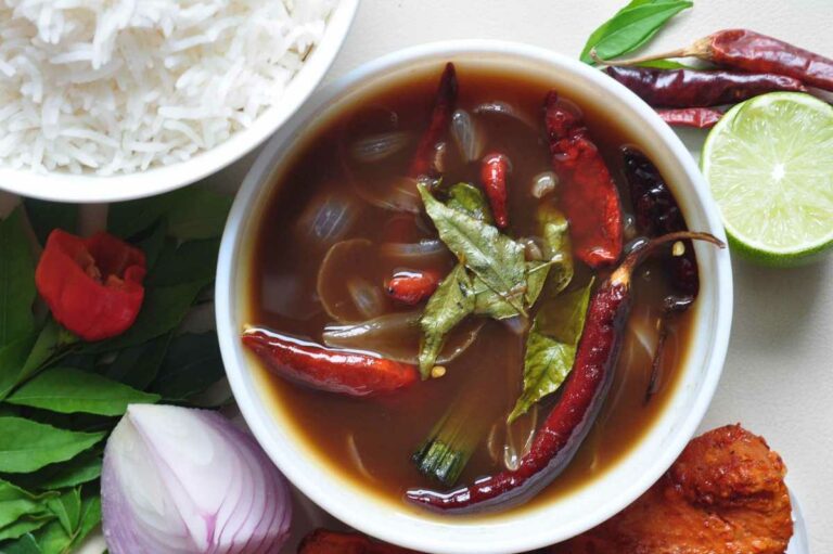 What are some condiments or sauces commonly used in Maldivian cooking?