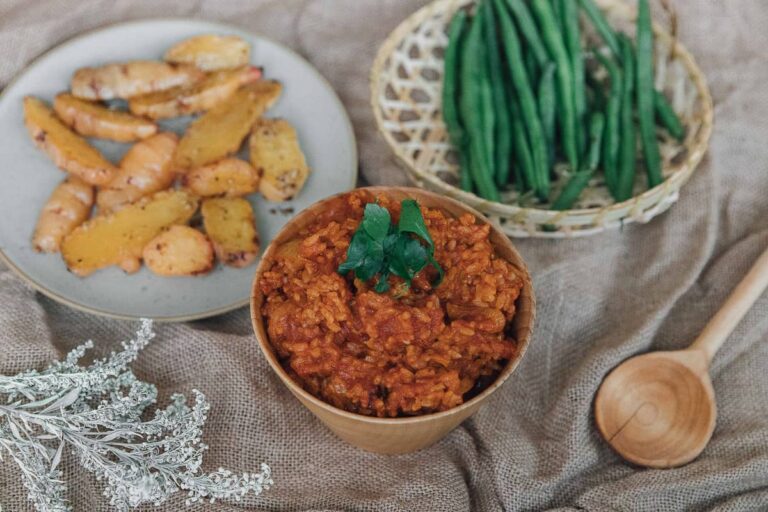 What are some popular dishes in Burkina Faso made with local ingredients?