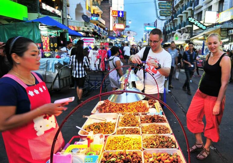 What are some popular street foods in the Maldives?