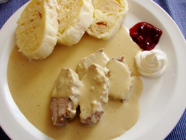 Can you tell me about the traditional breakfast options in Czechia?
