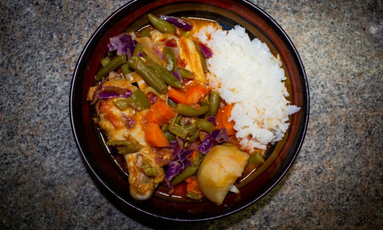 Can you find any influences from neighboring West African cuisines in Malian dishes?