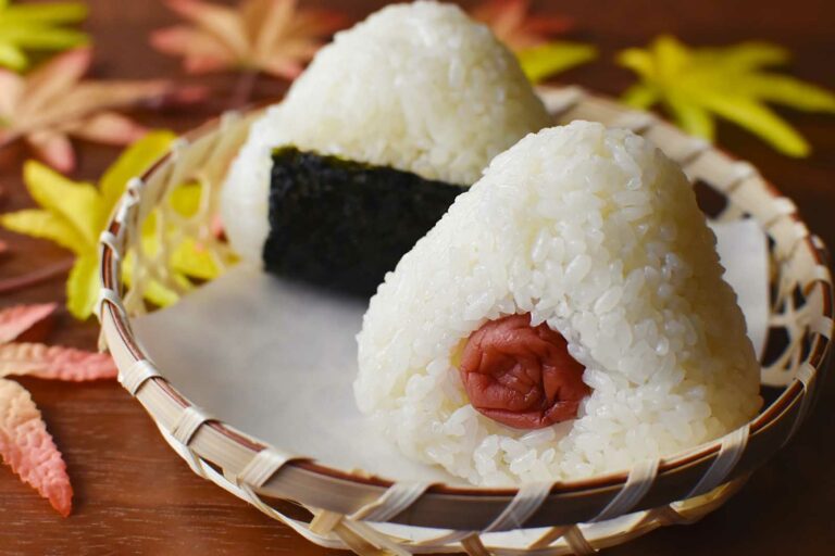 Is there a focus on seasonal and fresh ingredients in Japanese cooking?