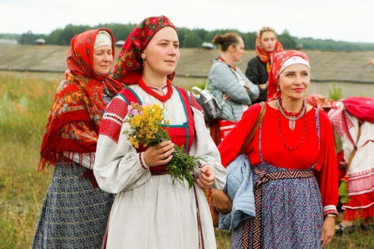 How has Russia’s vast geography and historical context influenced Russian cuisine?