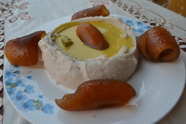Are there any street food markets or areas in Cameroon that are worth visiting?