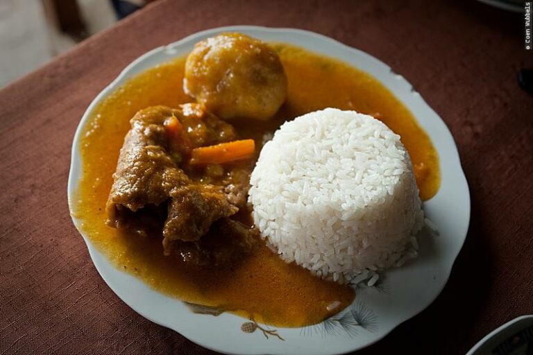 What are the popular desserts in Bolivian cuisine?