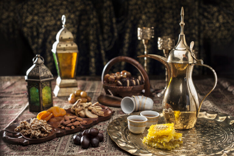 Are there any unique dining customs or etiquette in Qatar?