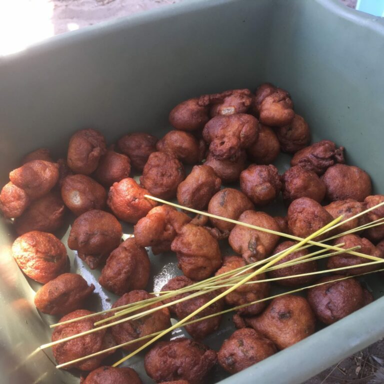 Can you recommend some local snacks that are popular in Mozambique?
