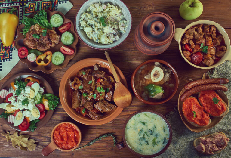 What are some traditional Bulgarian spice blends used in cooking?
