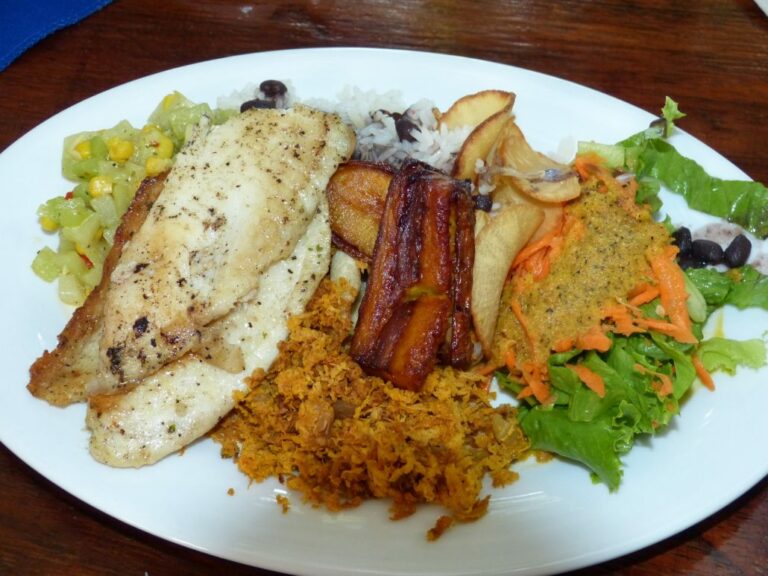 How does Costa Rican cuisine differ from other Latin American cuisines?