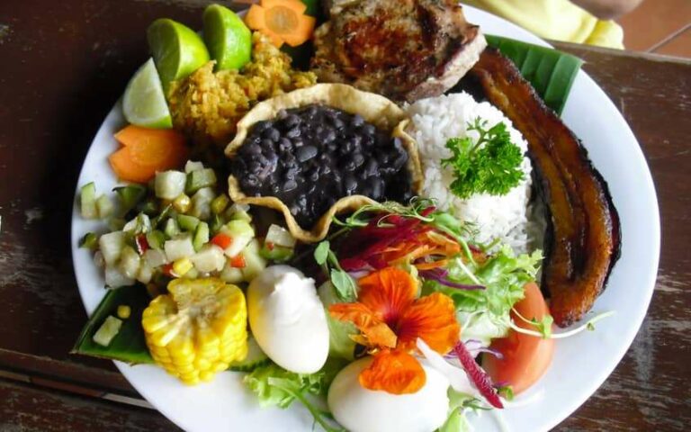 What are some traditional Costa Rican dishes that are worth trying?
