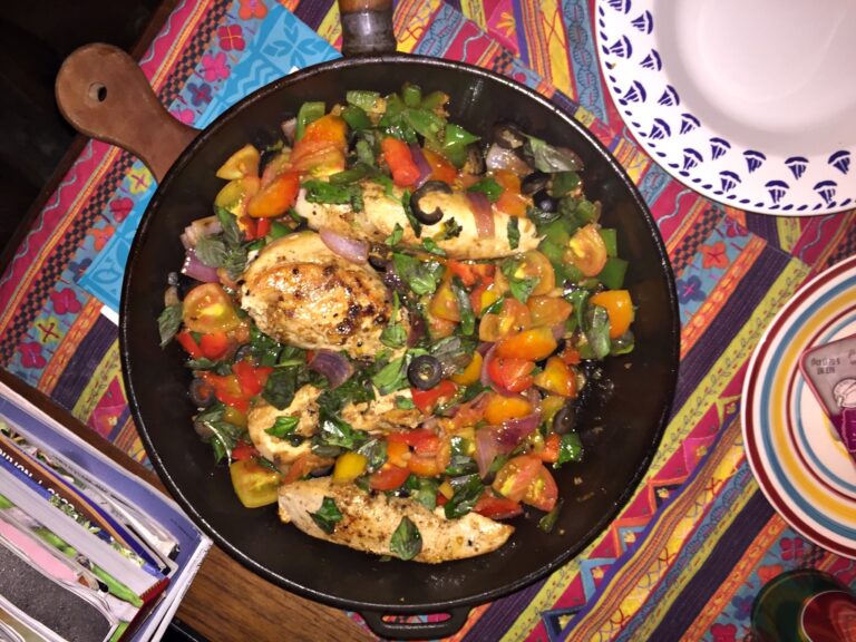 How do Marshallese people typically eat their meals? Are there any customs or traditions?