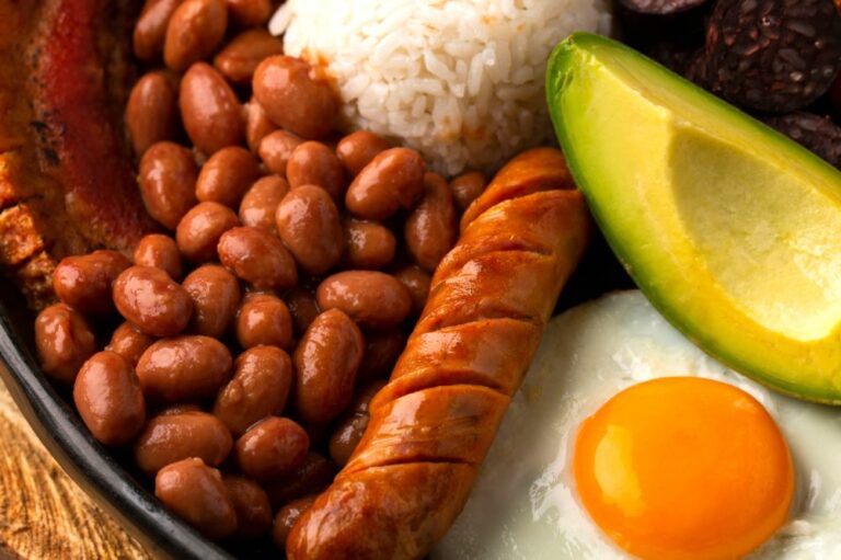 Can you tell me about the influence of indigenous and Afro-Colombian cultures on Colombian dishes?