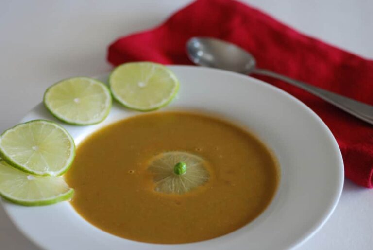 What are the main ingredients used in Comorian dishes?