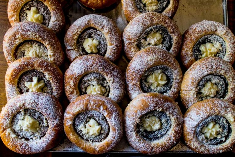 Can you recommend some popular Czech desserts?