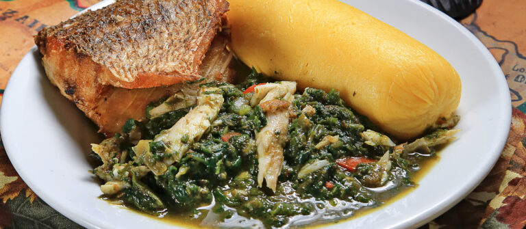 Are there any unique dining customs or etiquette in São Tomé and Príncipe?