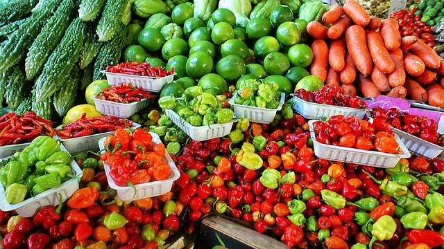 Can you tell me about the use of local fruits, vegetables, and seafood in Saint Kitts and Nevis cooking?