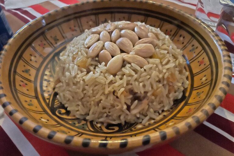 Is there a focus on hospitality and generous portions in Libyan dining culture?