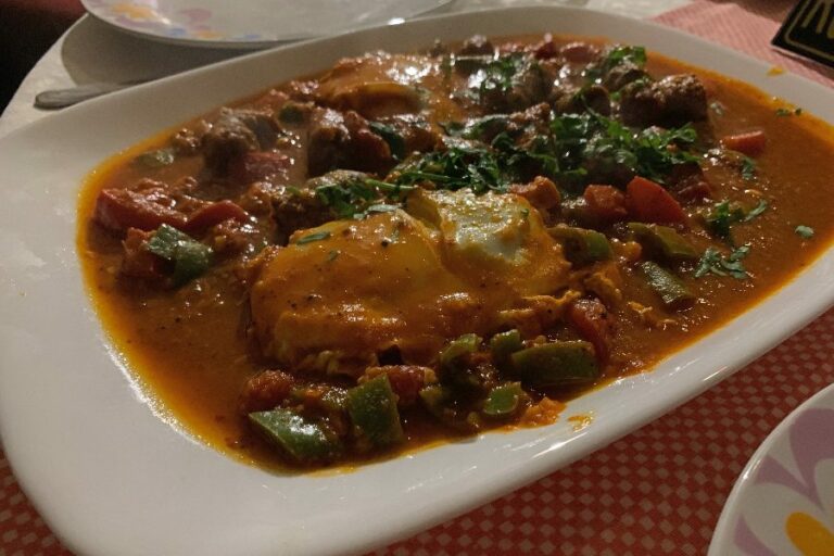 Can you find any influences from Libyan Bedouin or Tuareg traditions in the cuisine?