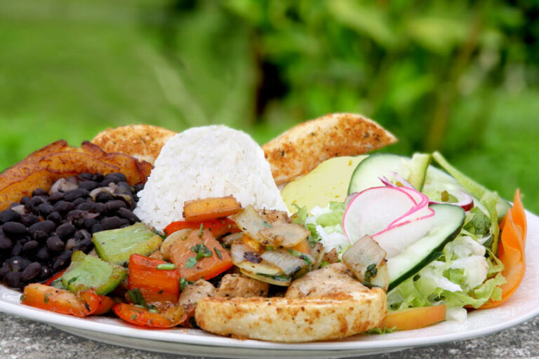Can you recommend some condiments or sauces used in Costa Rican dishes?
