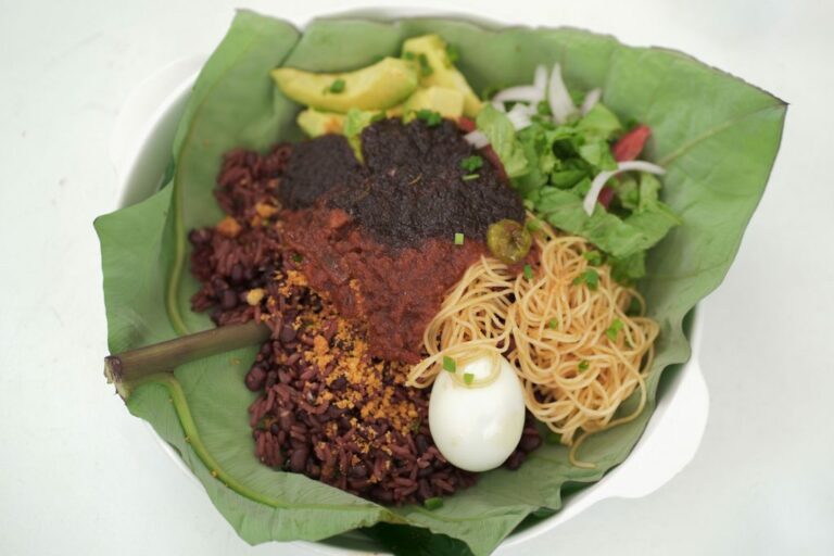 What are some traditional snacks or appetizers in Guyana?