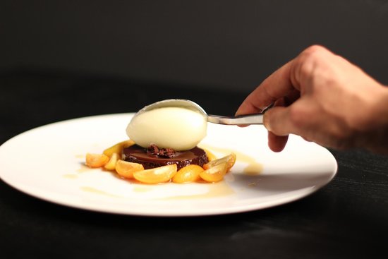 Can you recommend some popular desserts from São Tomé and Príncipe?