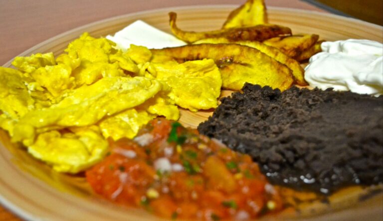 Can you recommend some must-try Guatemalan street foods?