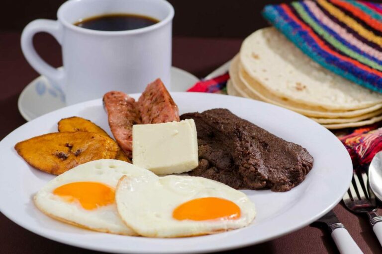 What are the staple ingredients in Guatemalan meals?