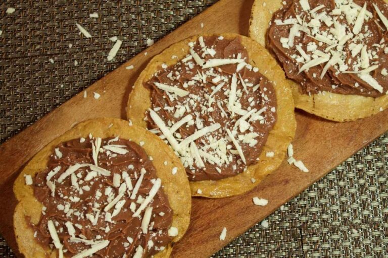 What are some traditional snacks or appetizers in Honduran cuisine?