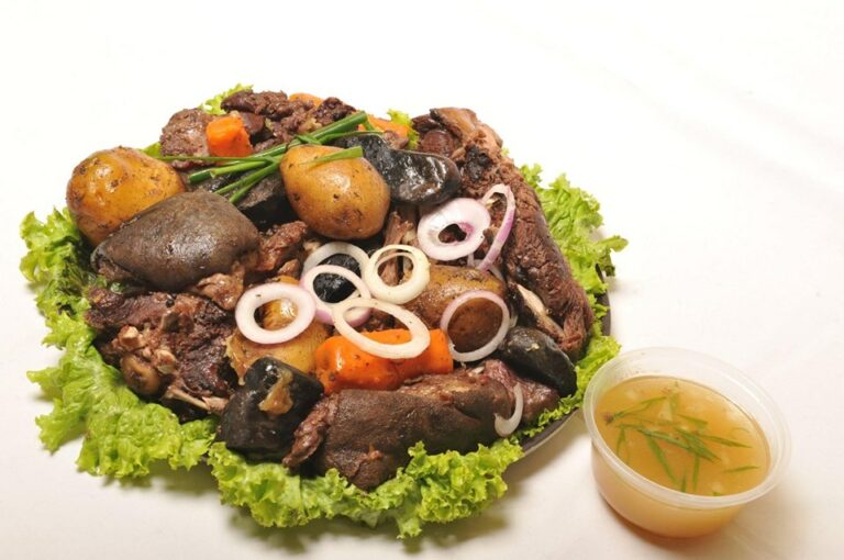 What types of meat are commonly used in Mongolian cuisine?