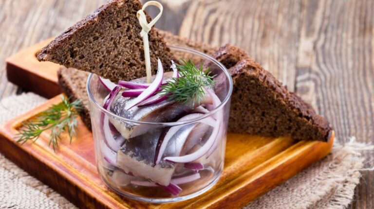 Can you find any influences from the Icelandic sagas in Icelandic cuisine?