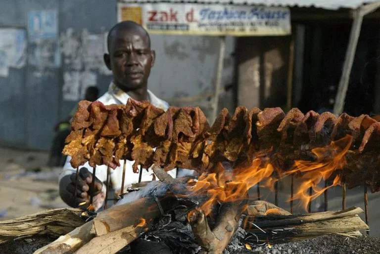 Are there any unique cooking techniques used in São Tomé and Príncipe cuisine?