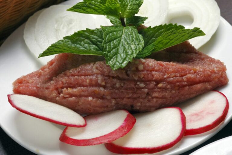 Can you find any influences from Mediterranean or Middle Eastern cuisines in Lebanese dishes?